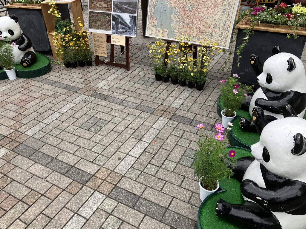 花を抱えるパンダ