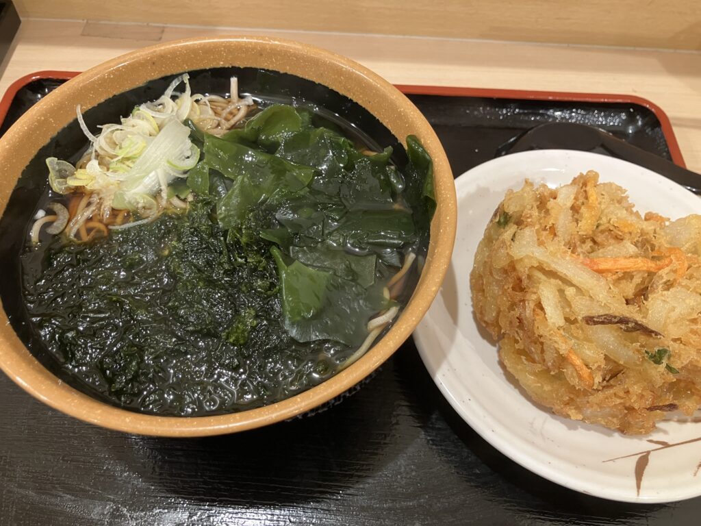 あおさわかめそばトッピングでかき揚げ
