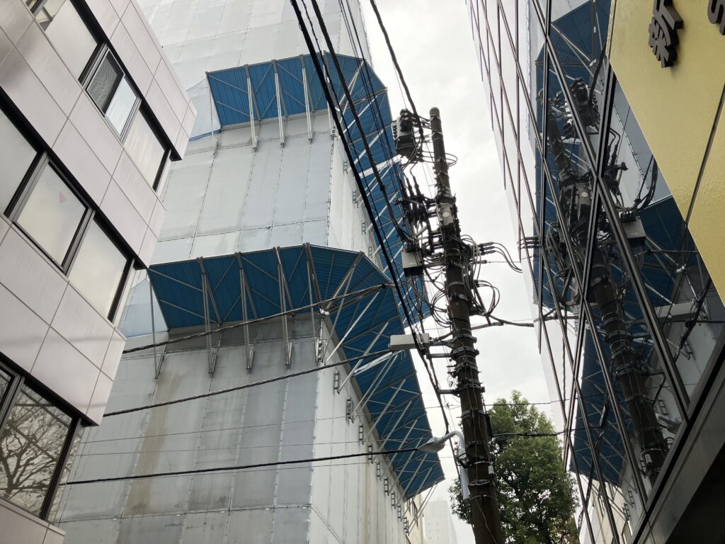 御徒町公園隣のマンションの様子