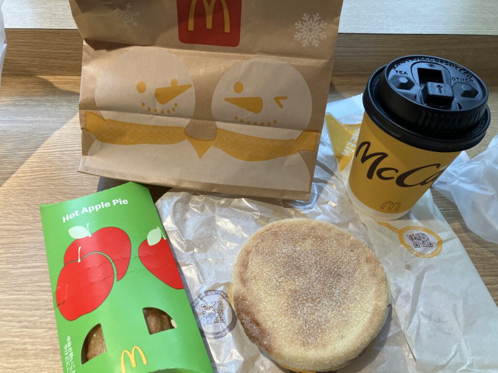 マフィンにホットコーヒー、アップルパイ