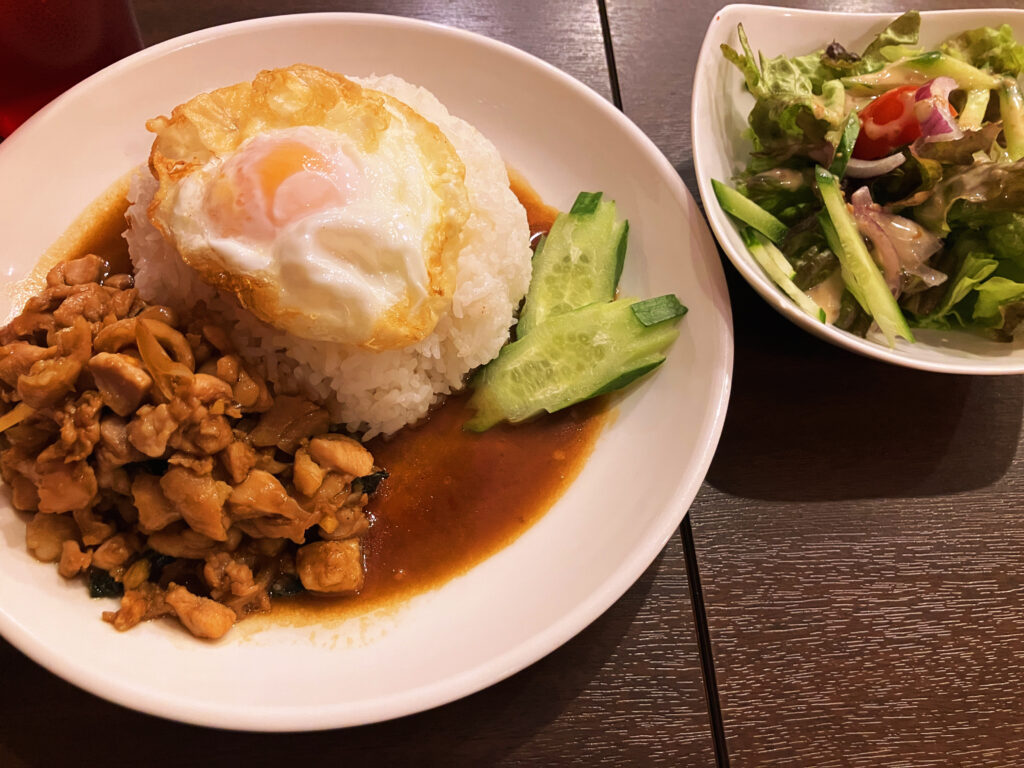 ガパオライスとミニサラダ