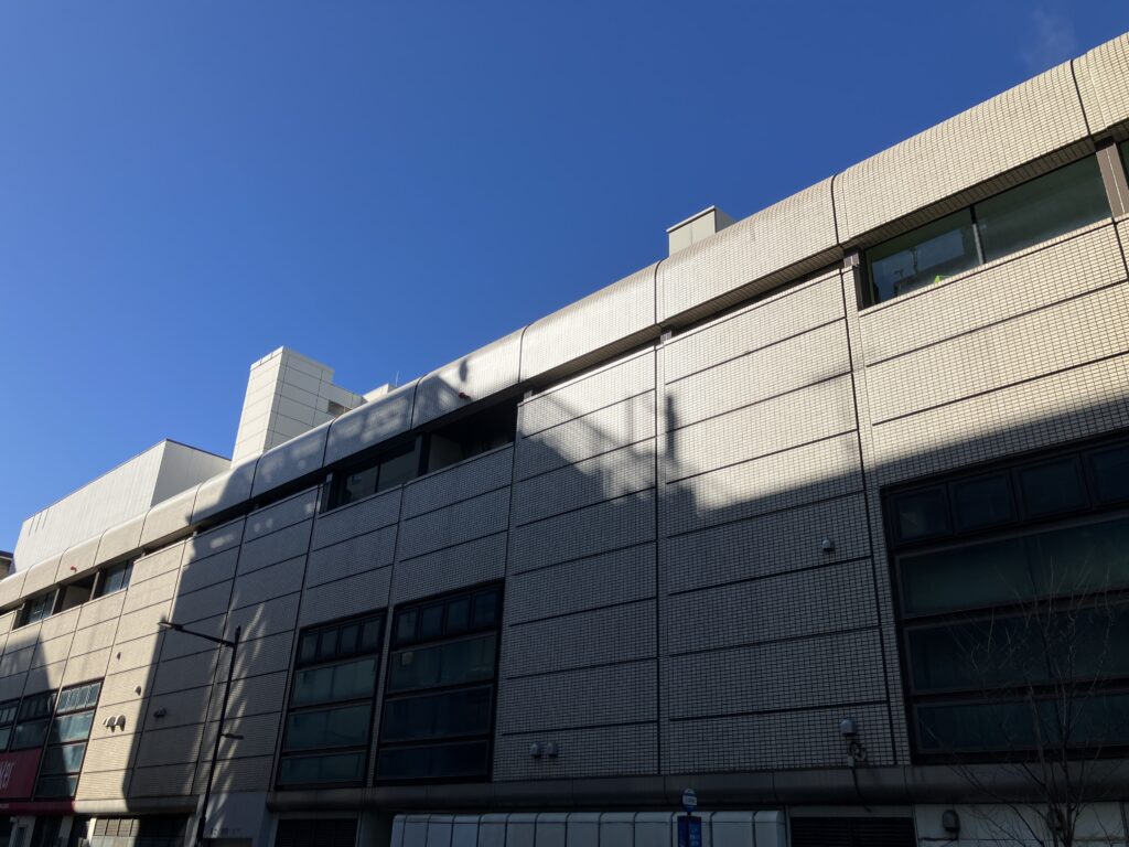 入谷口近くの壁面