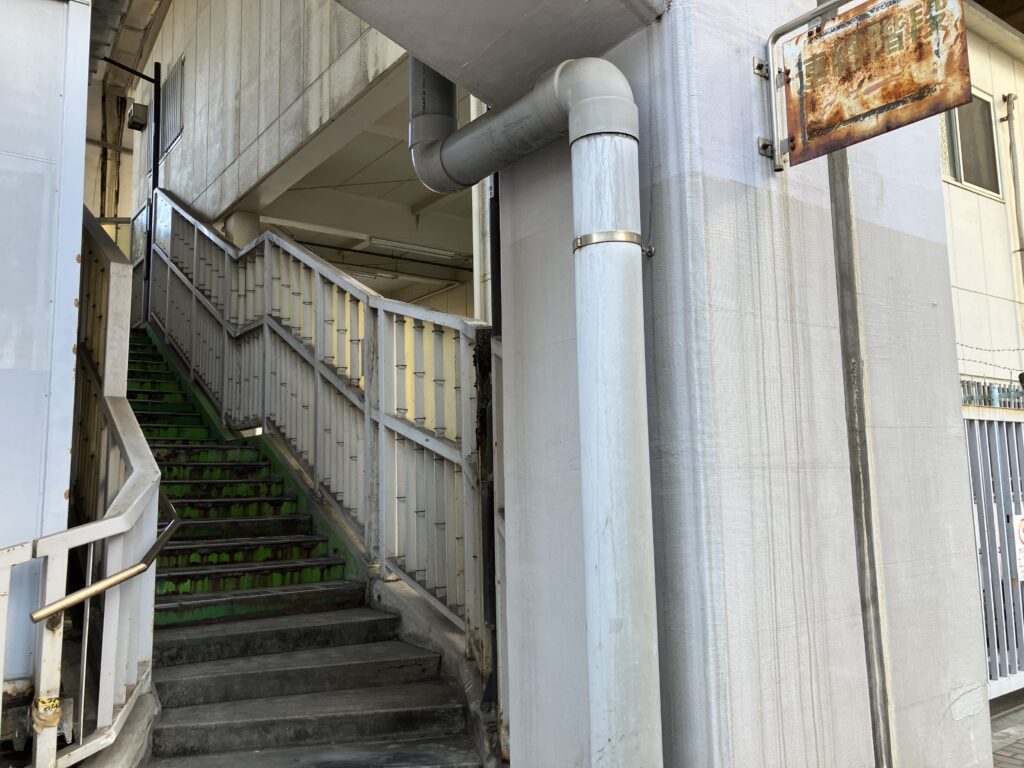 ジグザグ通路のすぐ奥にある連絡通路