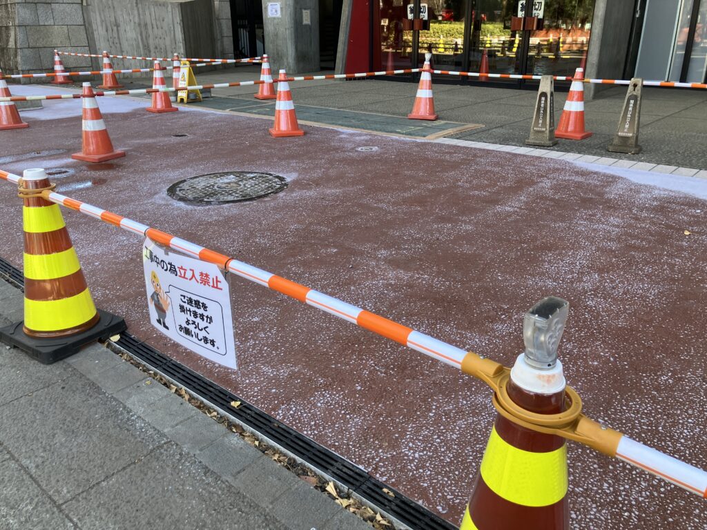 東京文化会館前は工事中