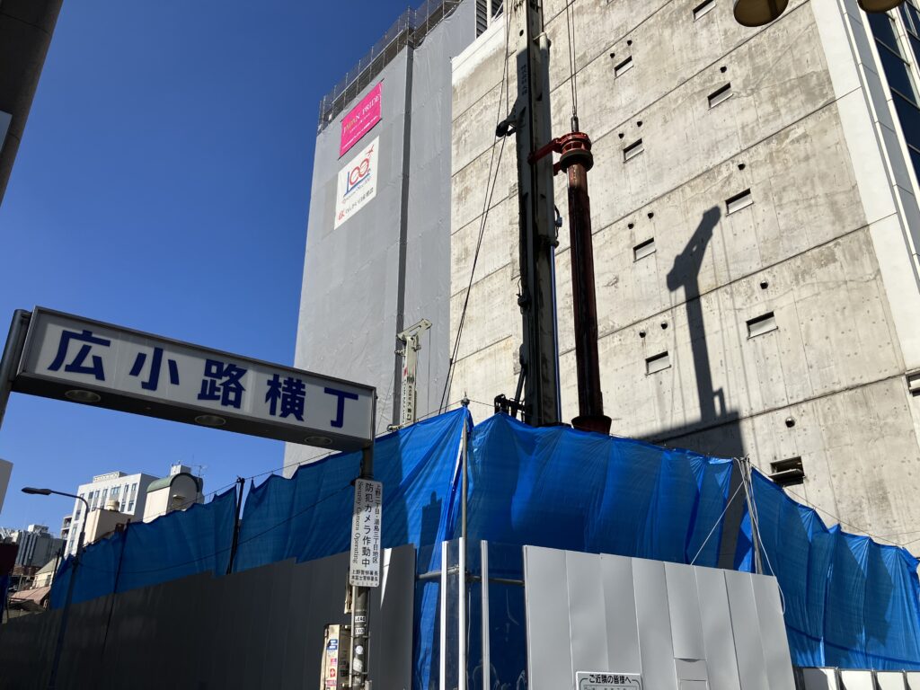 広小路横丁の入り口横