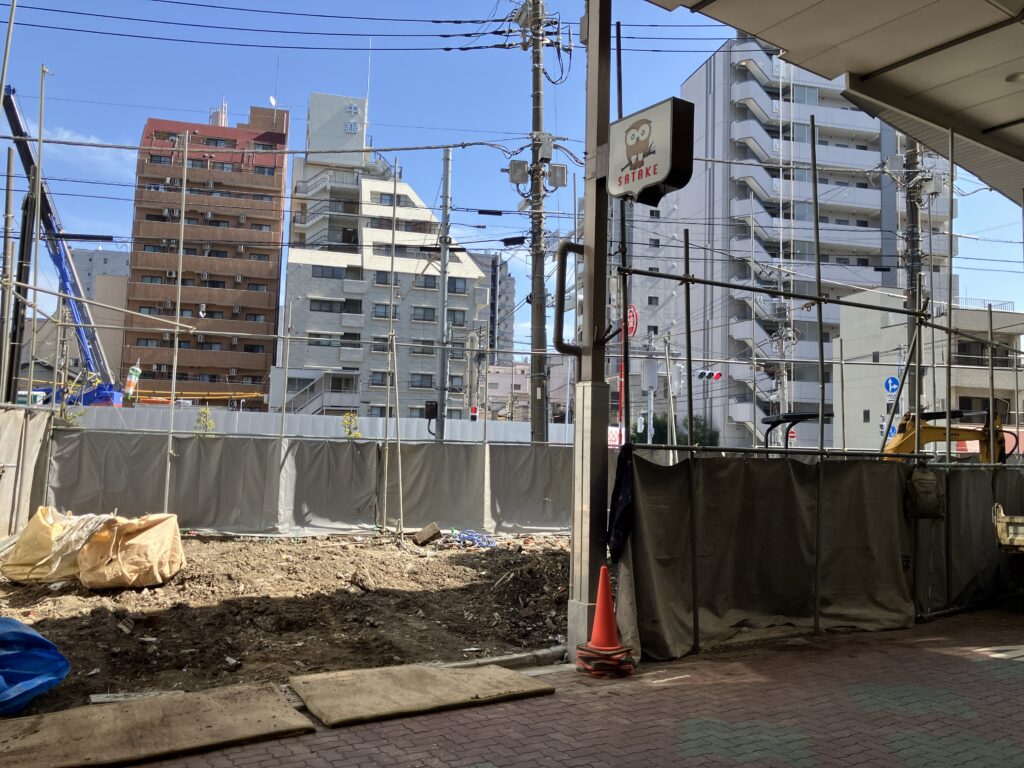 コーヒーのベースキャンプさんの向かいが更地に