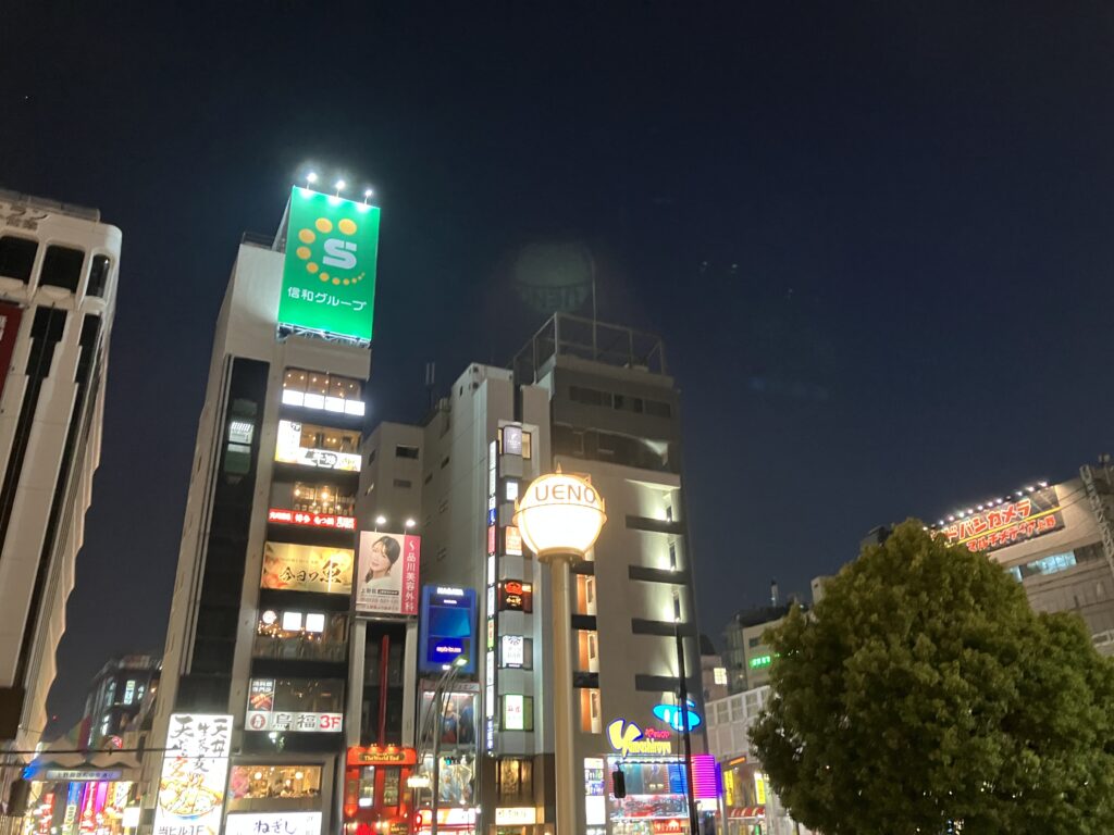 駅前は賑わっています