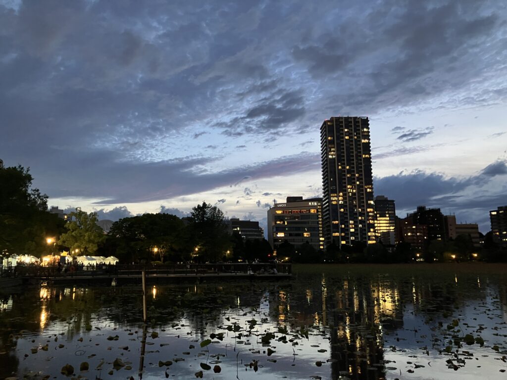日没が迫る不忍池