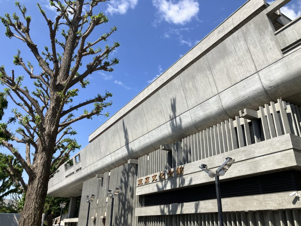 東京文化会館前