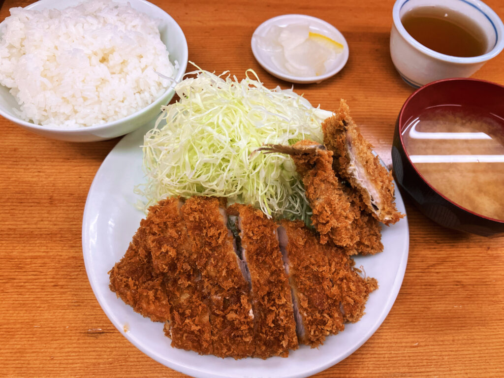 ロースかつ定食とアジフライ